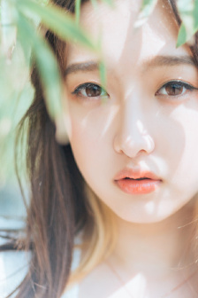 揉捏新婚少妇高耸的双乳